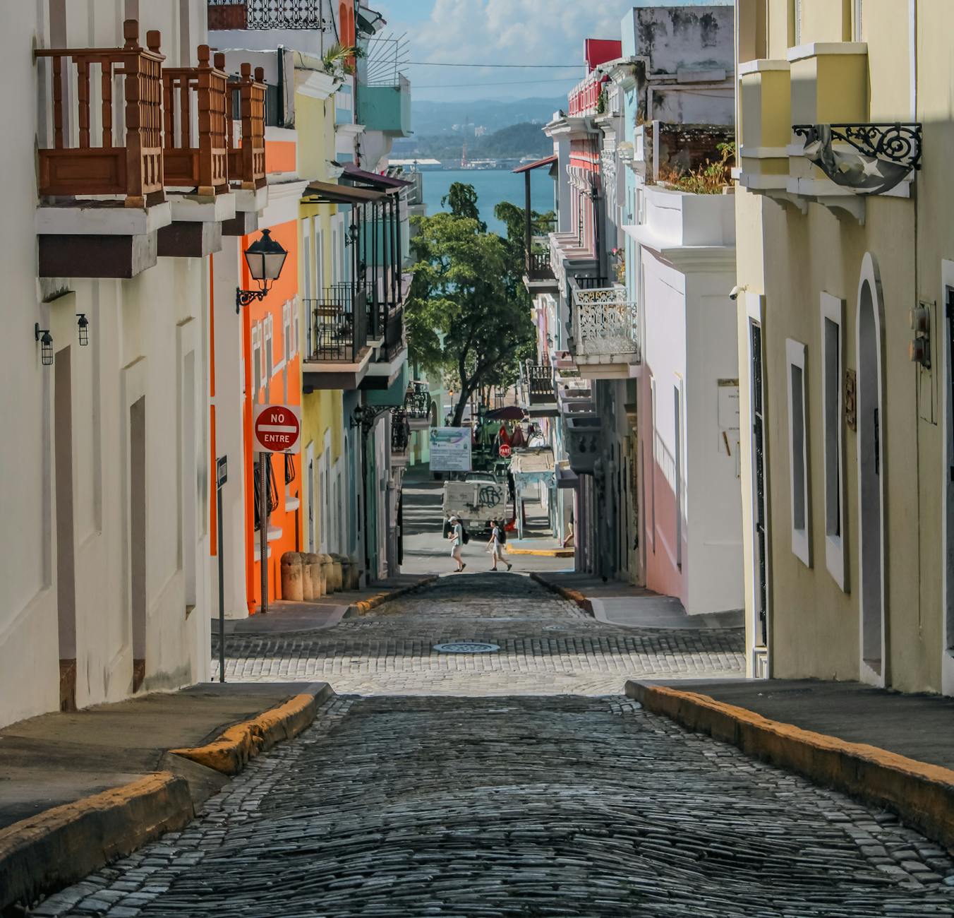 ¿Cuántos visitantes o turistas llegaron a Puerto Rico durante el año fiscal 2023-24?